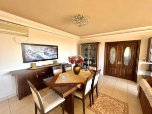 comedor con mesa y sillas en Two-floor luxury big house in Karpathos, en Apérion