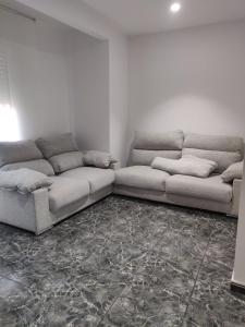 uma sala de estar com dois sofás num quarto em Piso de 110 m2 en el centro de Figueres em Figueres
