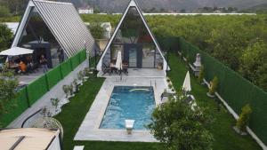 una casa con piscina en un patio en Greenlife villa, en Ortaca