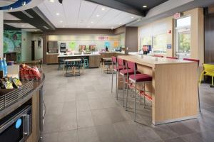 a classroom with a cafeteria with a counter and chairs at Tru By Hilton Chattanooga Hamilton Place, Tn in Chattanooga