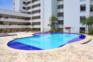 a large swimming pool in front of a building at Hermoso Apartamento con Piscina 1 Habitacion PR32 in Montería