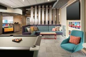 a living room with a couch and a tv at Tru By Hilton Chattanooga Hamilton Place, Tn in Chattanooga