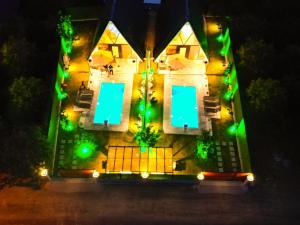 una vista aérea de una casa con luces de Navidad en Greenlife villa, en Ortaca