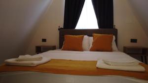 1 dormitorio con 1 cama con 2 toallas en Greenlife villa, en Ortaca