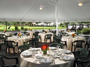 un grupo de mesas y sillas con manteles blancos en Hilton Chicago Oak Brook Hills Resort & Conference Center en Oak Brook