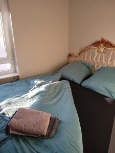 Una cama con una toalla encima. en Hotel Bruchsaler Herz en Bruchsal