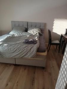 1 dormitorio con 1 cama y suelo de madera en Hotel Bruchsaler Herz en Bruchsal