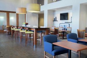 una sala da pranzo con un lungo tavolo e sedie di Hampton Inn & Suites Chicago Deer Park a Deer Park