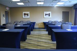 une salle de conférence avec des tables et des chaises bleues dans l'établissement Hampton Inn & Suites Chicago Deer Park, à Deer Park