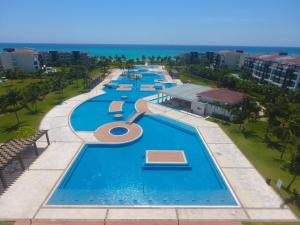 una vista aérea de una piscina en un complejo en Brand New and Amazing Penthouse! en Playa del Carmen