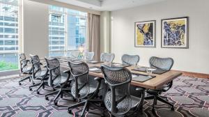 uma sala de conferências com uma mesa longa e cadeiras em Home2 Suites By Hilton Chicago McCormick Place em Chicago
