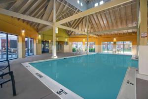 uma grande piscina num grande edifício em Homewood Suites by Hilton Chicago-Lincolnshire em Lincolnshire