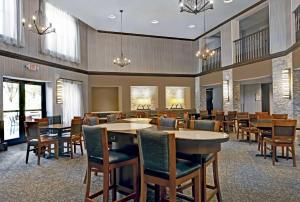 una grande sala da pranzo con tavoli e sedie di Homewood Suites by Hilton Chicago-Lincolnshire a Lincolnshire