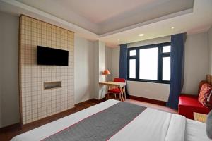 TV a/nebo společenská místnost v ubytování Super Townhouse Mansarovar Hotel