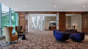 un hall avec des chaises et des tables dans un bâtiment dans l'établissement Hampton Inn Chicago McCormick Place, à Chicago