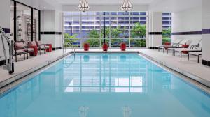 una grande piscina con acqua blu in una camera d'albergo di Hampton Inn Chicago McCormick Place a Chicago