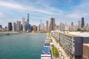 芝加哥的住宿－Sable At Navy Pier Chicago, Curio Collection By Hilton，水面上乘船的城市景观