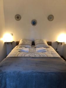 a bedroom with a large bed with two pillows at Gîte les cerfs in Bracieux