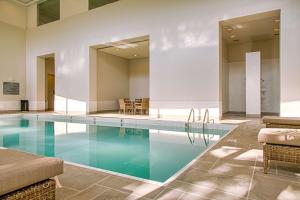 uma piscina com água azul num edifício em Embassy Suites by Hilton Chicago O'Hare Rosemont em Rosemont