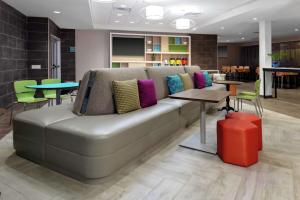 Posezení v ubytování Home2 Suites By Hilton North Charleston University Blvd