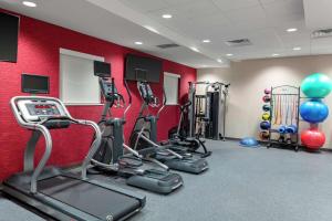 sala de fitness con equipo cardiovascular y pared roja en Home2 Suites By Hilton North Charleston University Blvd, en Charleston