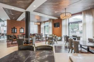 チャールストンにあるHomewood Suites By Hilton Charleston Historic Districtのダイニングルーム(テーブル、椅子、窓付)