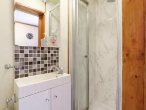 Et badeværelse på The Studio, Horseshoe Cottage + 15 billeder