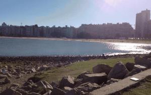 un grupo de rocas en la orilla de una playa en DepArt en Rambla Punta Carretas, en Montevideo