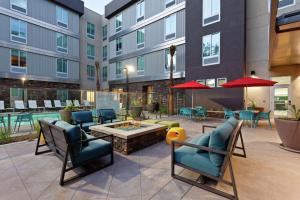 蒂梅丘拉Home2 Suites By Hilton Temecula的酒店的露台设有椅子和火坑