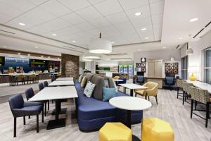 Home2 Suites By Hilton Temecula的休息区