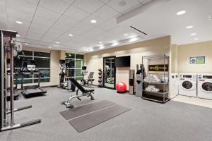 un gimnasio con equipamiento de ejercicio en un edificio en Home2 Suites By Hilton Temecula, en Temecula