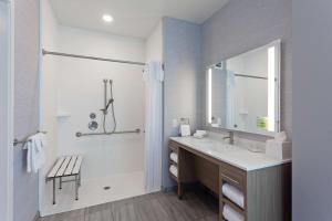 Home2 Suites By Hilton Temecula的一间浴室