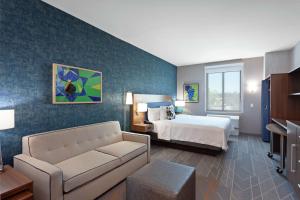 Home2 Suites By Hilton Temecula客房内的一张或多张床位