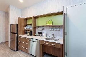 Home2 Suites By Hilton Temecula的厨房或小厨房