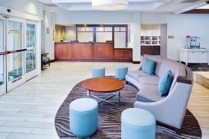 uma sala de estar com um sofá e uma mesa em Homewood Suites by Hilton Cleveland-Solon em Solon