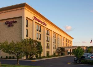 una representación de la parte delantera de una posada hampton en Hampton Inn Cleveland-Solon, en Solon