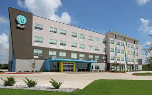 widok na budynek szpitala w obiekcie Tru by Hilton Bryan College Station w mieście Bryan