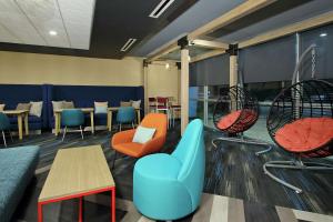 Posezení v ubytování Tru by Hilton Bryan College Station