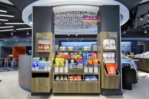 uma loja com uma exposição de alimentos e bebidas em Tru by Hilton Bryan College Station em Bryan