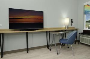 TV a/nebo společenská místnost v ubytování Tru by Hilton Bryan College Station