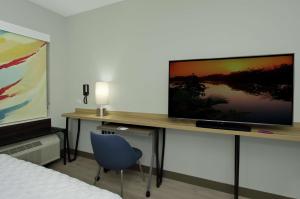 TV a/nebo společenská místnost v ubytování Tru by Hilton Bryan College Station