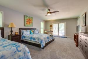 A bed or beds in a room at Gainesville Getaway Less Than 1 Mi to Lake Lanier!