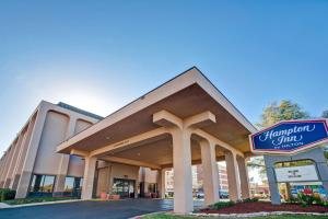 un edificio con una señal para un centro comercial en Hampton Inn College Station-Near Texas A&M University en College Station