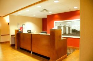 een lobby van een ziekenhuis met een receptie bij Hampton Inn & Suites College Station in College Station