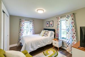 - une chambre avec un lit et 2 fenêtres dans l'établissement Orrington Vacation Rental with Private Deck and Views!, à Orrington