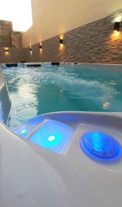 Basen w obiekcie Luxurious apartment with heated pool jacuzzi lub w pobliżu