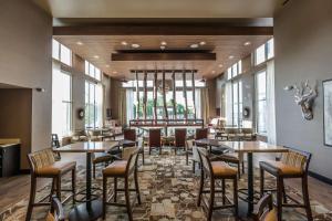 una sala da pranzo con tavoli, sedie e finestre di Homewood Suites by Hilton Charlotte Ballantyne, NC a Charlotte