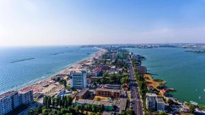 an aerial view of a beach and the ocean at Hotel Apollo in Mamaia