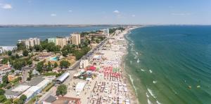 an aerial view of a beach with people and the ocean at Hotel Apollo in Mamaia