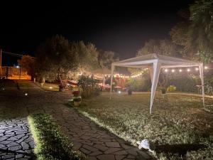 ein weißes Zelt in einem Hof in der Nacht in der Unterkunft Villa Ulivi in Tocco da Casauria